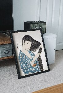 Plakat retro do salonu Kobieta w niebieskim czesaniu włosów