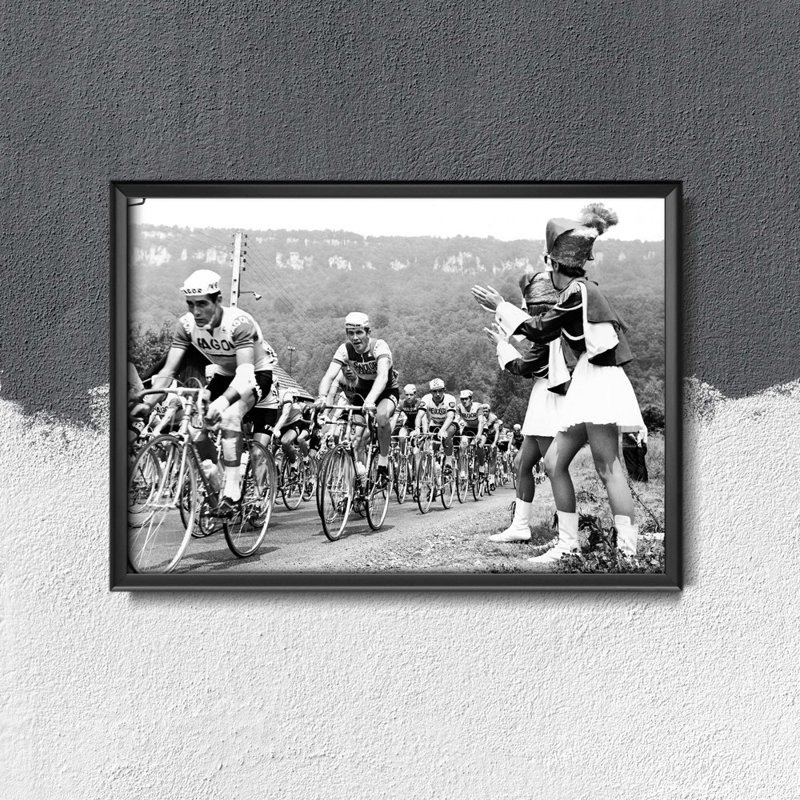 Plakat w stylu vintage Tour de France Fotografia Riders Pass Majorettes