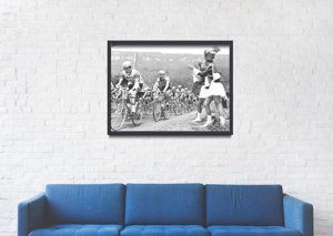 Plakat w stylu vintage Tour de France Fotografia Riders Pass Majorettes
