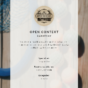 Plakat na płótnie Łabędź w wodzie