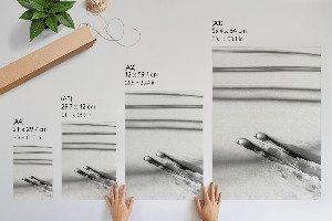 Dekoracyjny plakat ścienny z motywem nart na śniegu