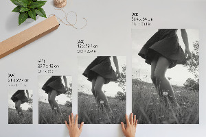 Grafika na ścianę Kobieta na łące