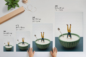 Grafika na ścianę przedstawiająca figurkę na mleku