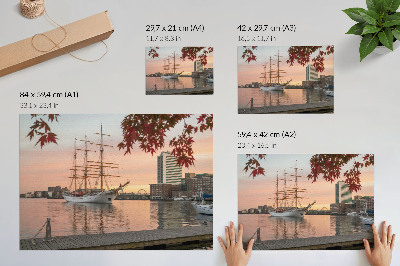 Plakat przedstawiający żaglowiec i panoramę miasta
