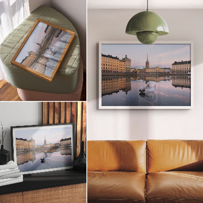 Plakat ścienny z motywem żarówki i panoramy miasta