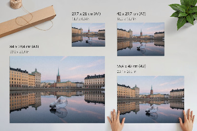 Plakat ścienny z motywem żarówki i panoramy miasta