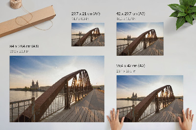 Plakat przedstawiający most wieczorem